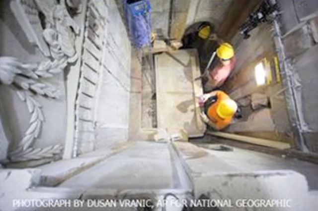 holy-sepulchre_removal-of-marble-slab